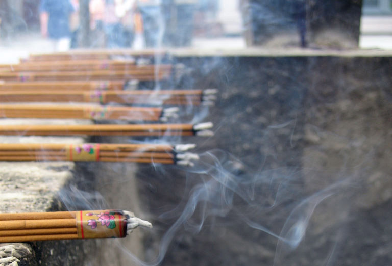 incense and eucalyptus combine with aromatic woods and benzoin.